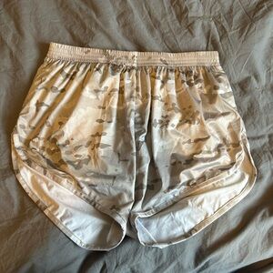 Women's Savage Silkies STMC AA white camo Savage Tacticians running shorts large